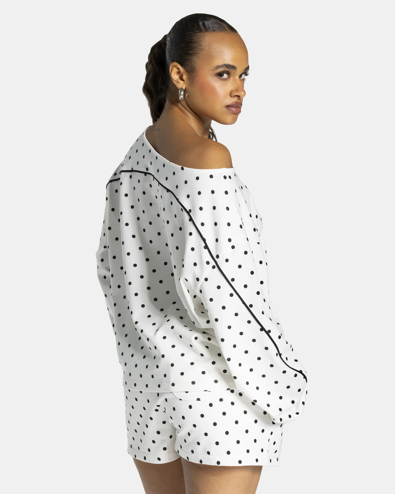 Contrastline Off-Shoulder Longsleeve "Polkadot Weiß" - Image 2