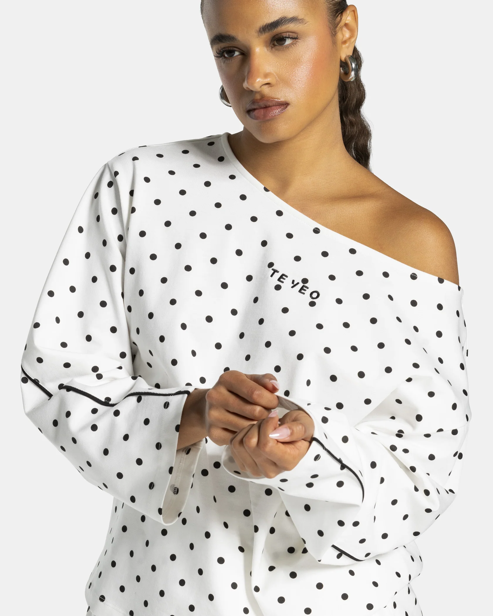 Contrastline Off-Shoulder Longsleeve "Polkadot Weiß" - Image 4