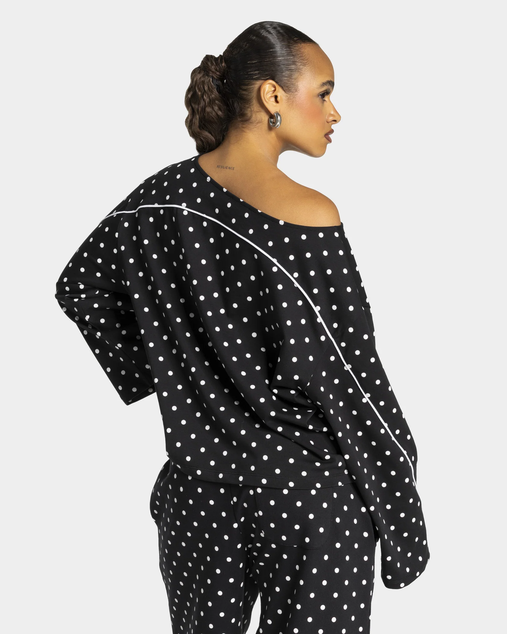 Contrastline Off-Shoulder Longsleeve "Polkadot Schwarz" - Image 2