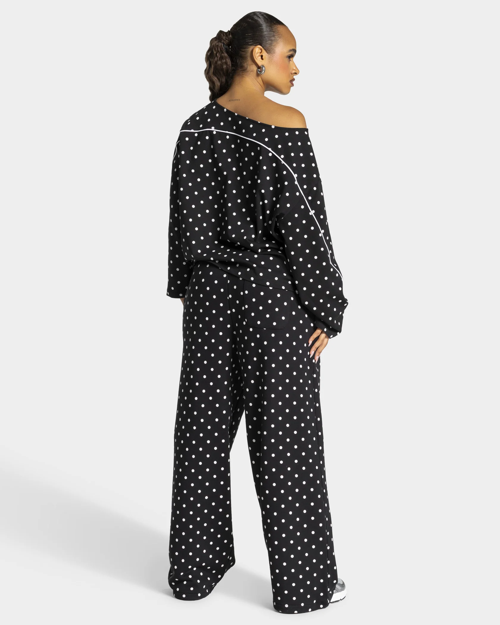 Contrastline Off-Shoulder Longsleeve "Polkadot Schwarz" - Image 5