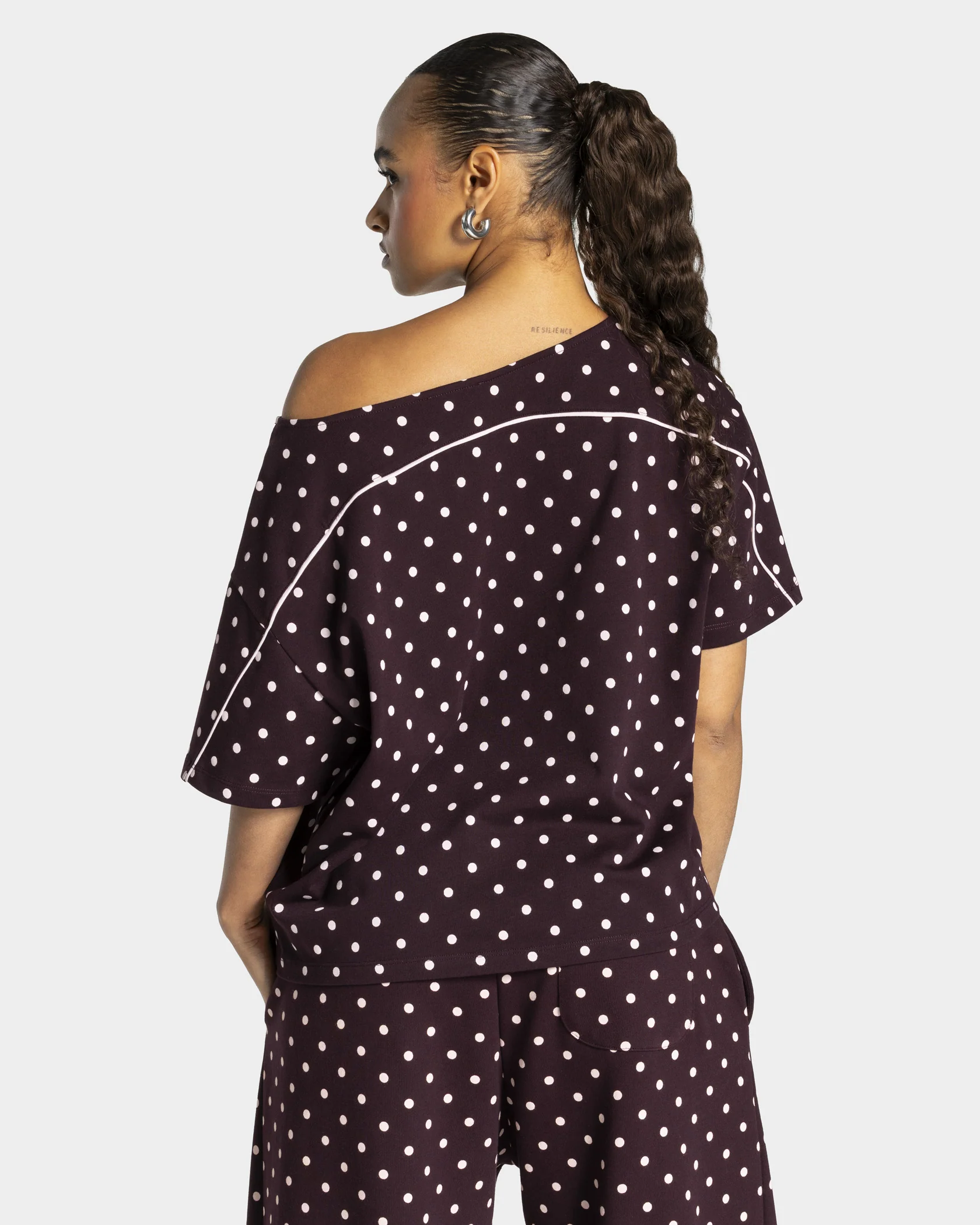 Contrastline Off-Shoulder T-Shirt "Polkadot Merlot" - Image 2