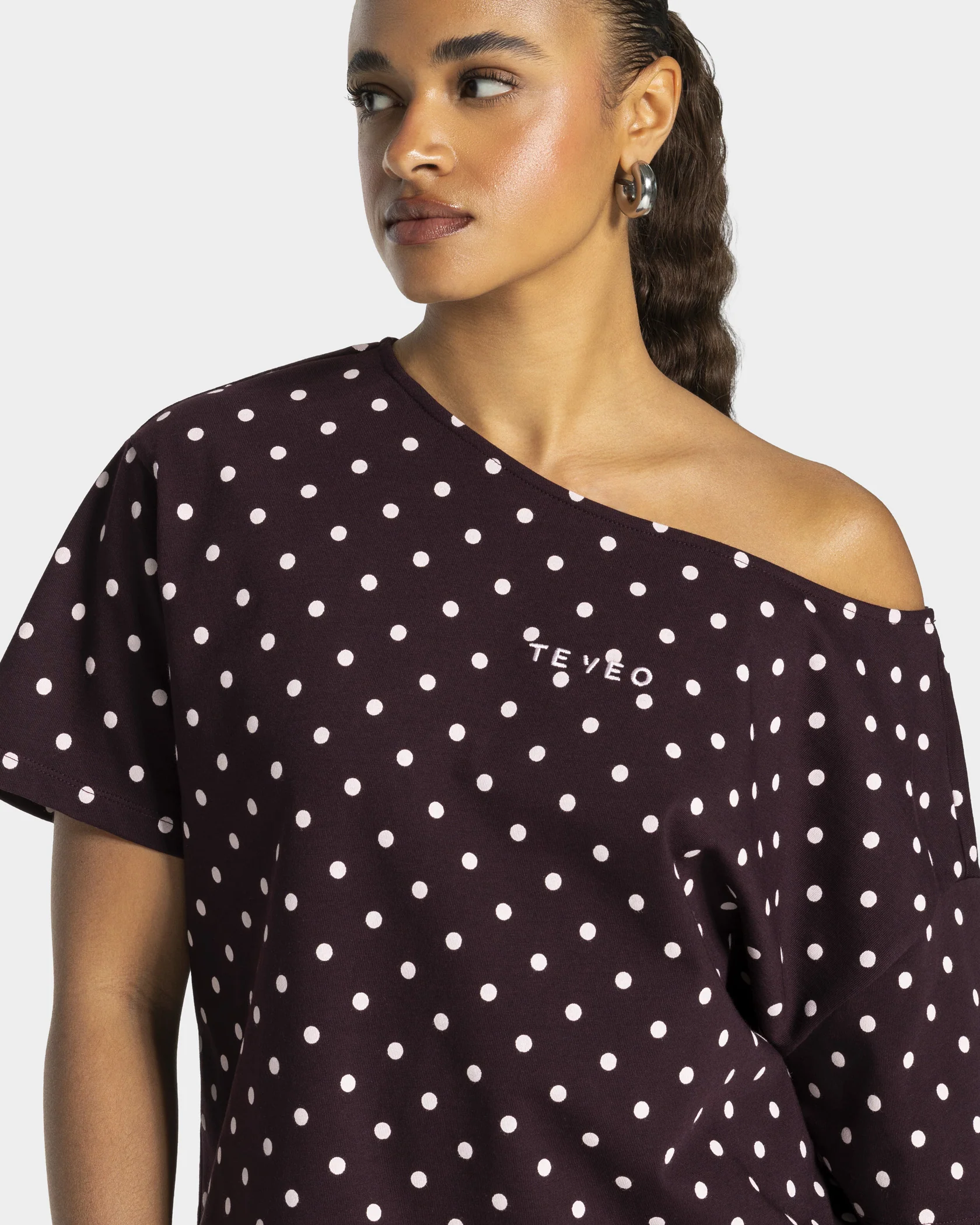 Contrastline Off-Shoulder T-Shirt "Polkadot Merlot" - Image 4