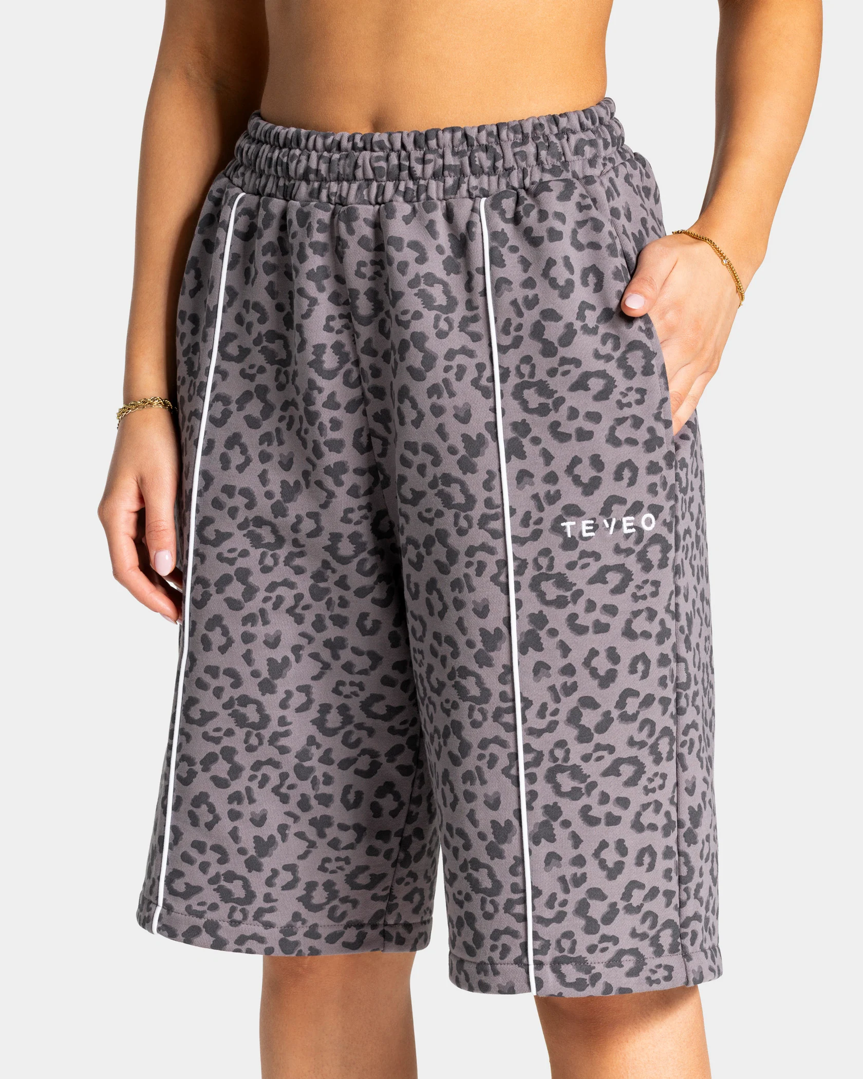 Contrastline Oversized Jorts "Leo Graphit" - Image 4
