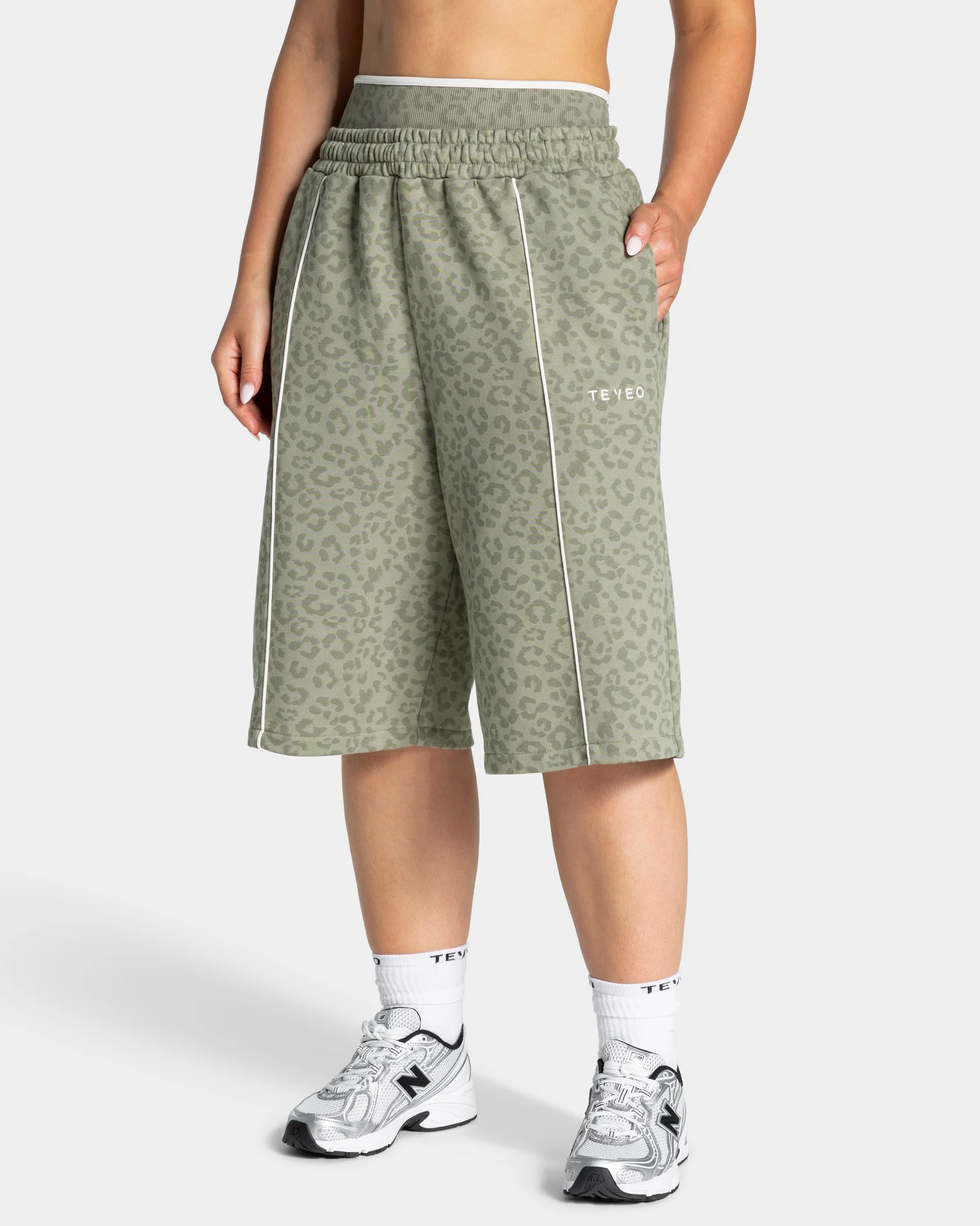 Contrastline Oversized Jorts "Leo Khaki"