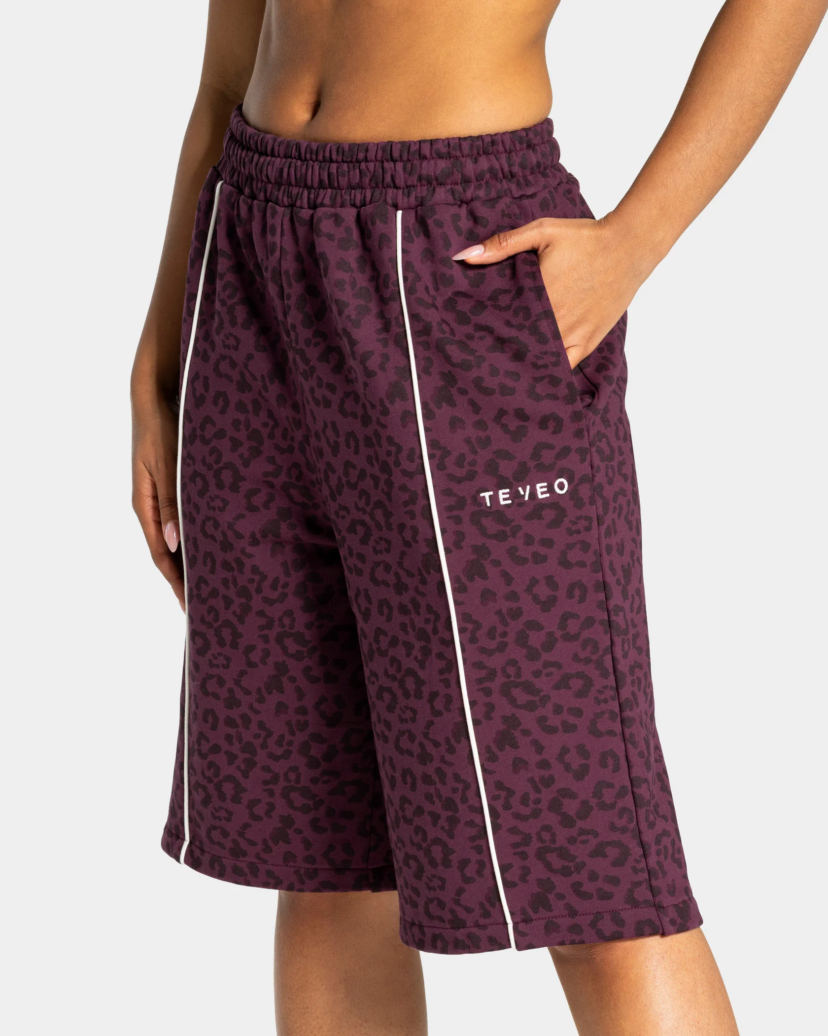 Contrastline Oversized Jorts "Leo Merlot" - Image 4