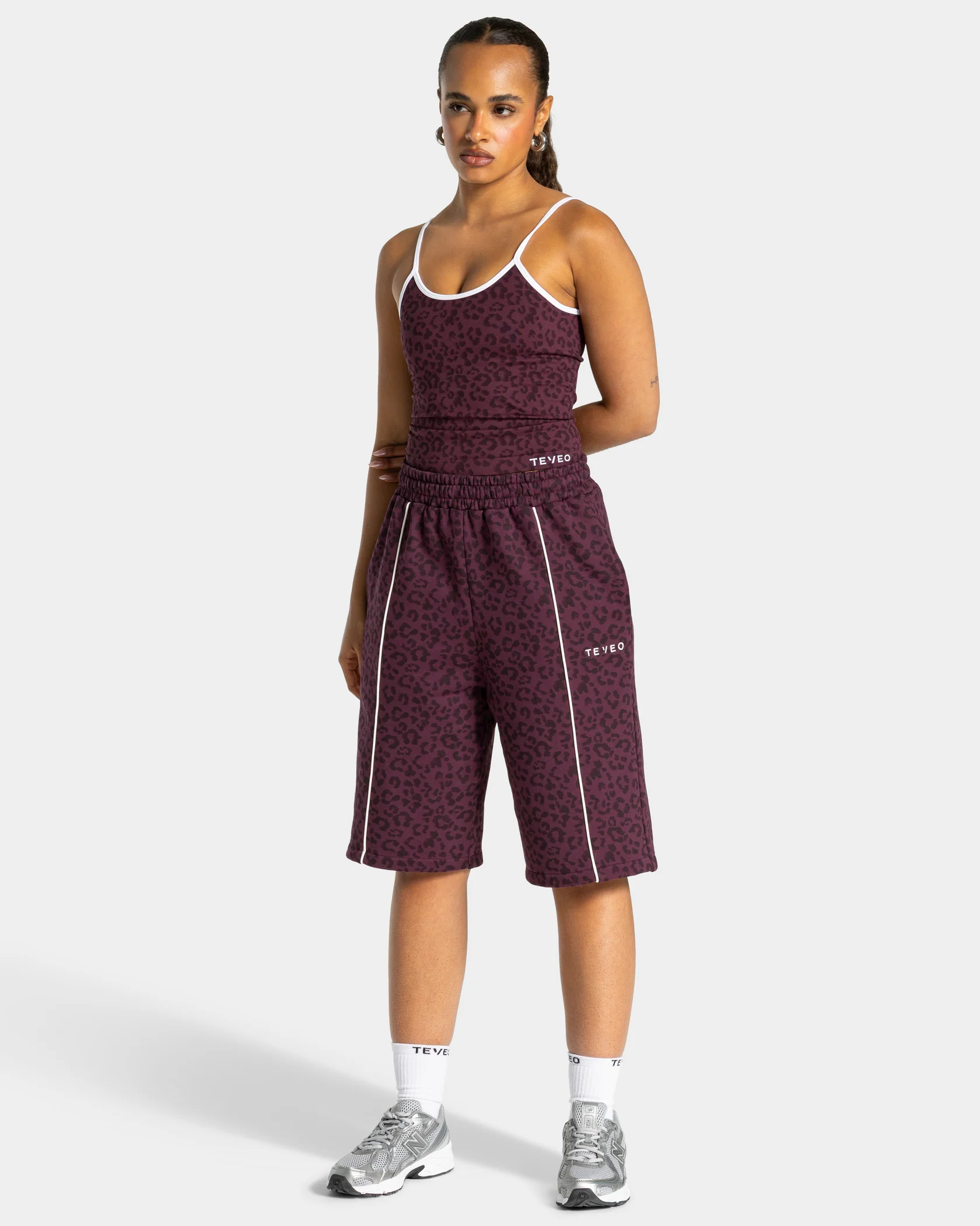 Contrastline Oversized Jorts "Leo Merlot" - Image 5