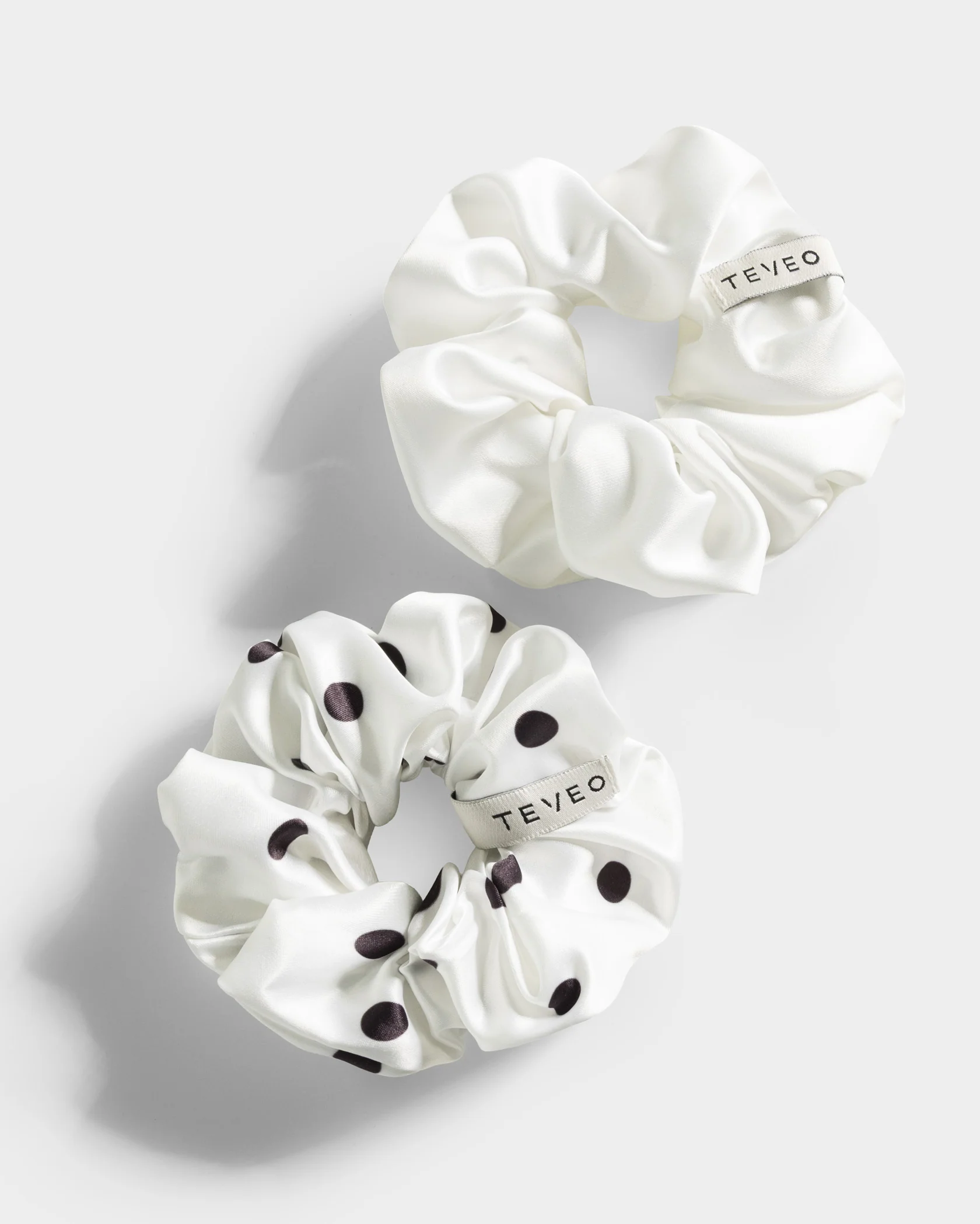 Contrastline Scrunchies (2er-Pack) "Polkadot - Weiß" - Image 2