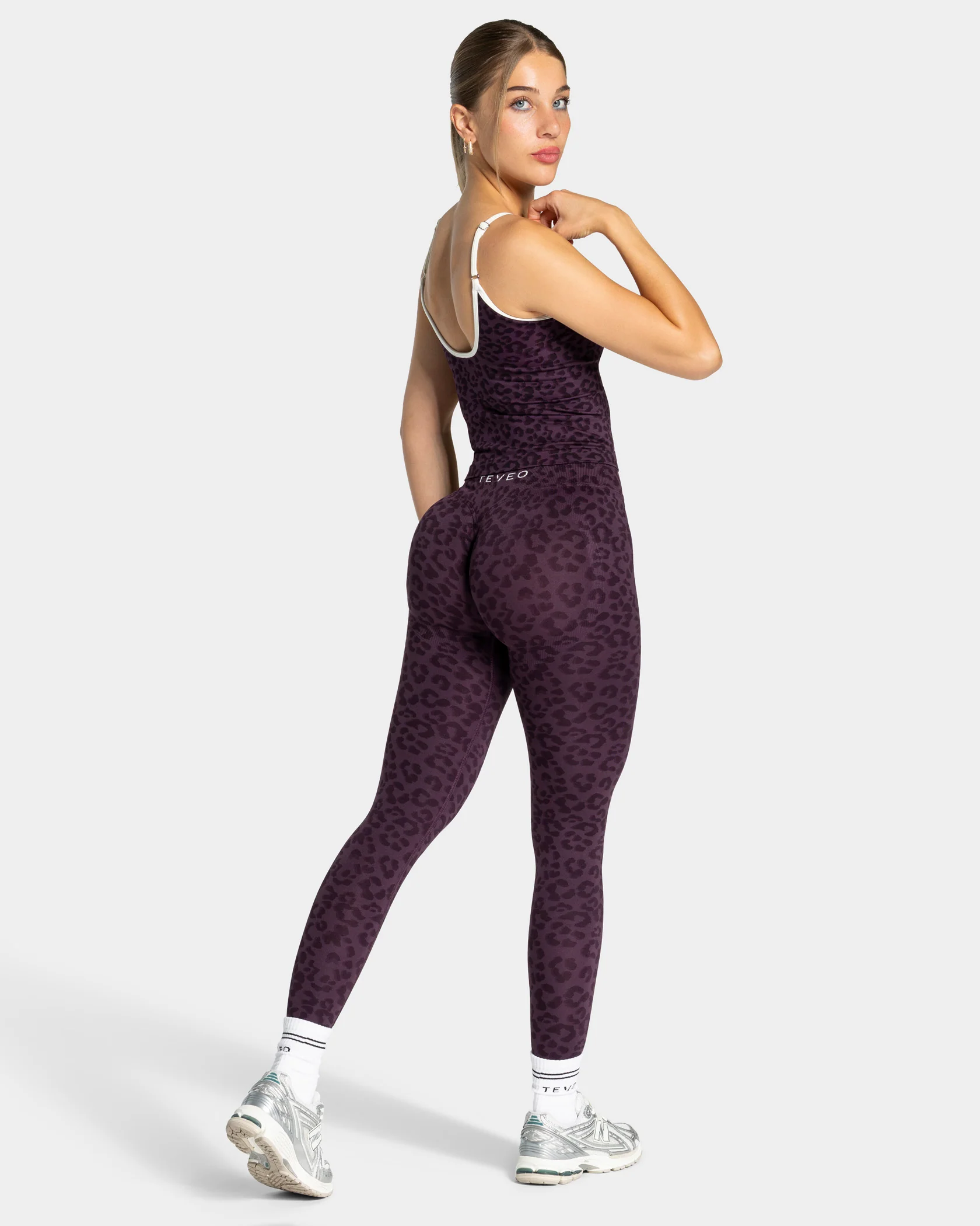 Contrastline Sculpt Scrunch Leggings "Leo Blackberry" - Image 5