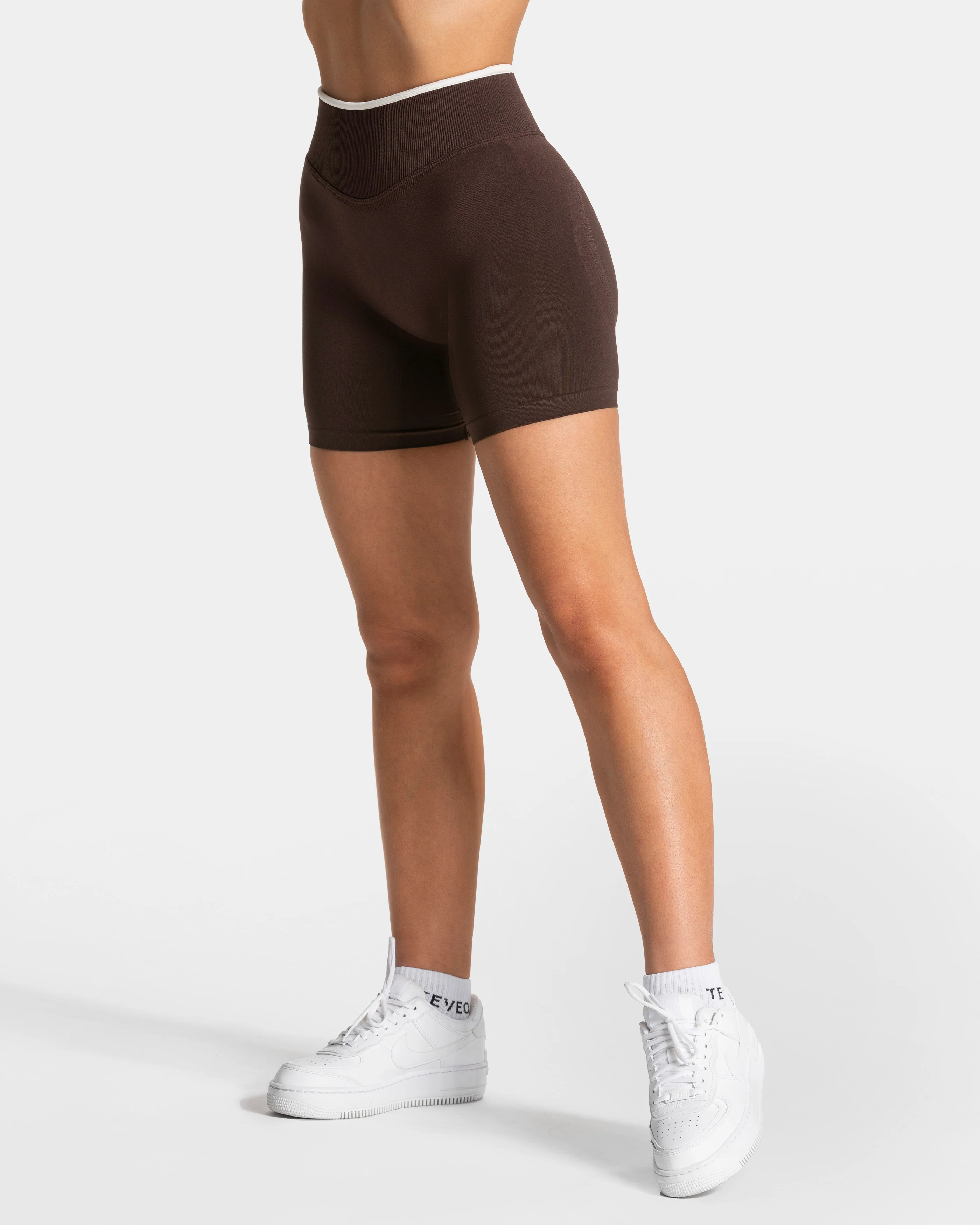 Contrastline Sculpt Scrunch Shorts "Espresso" - Image 2