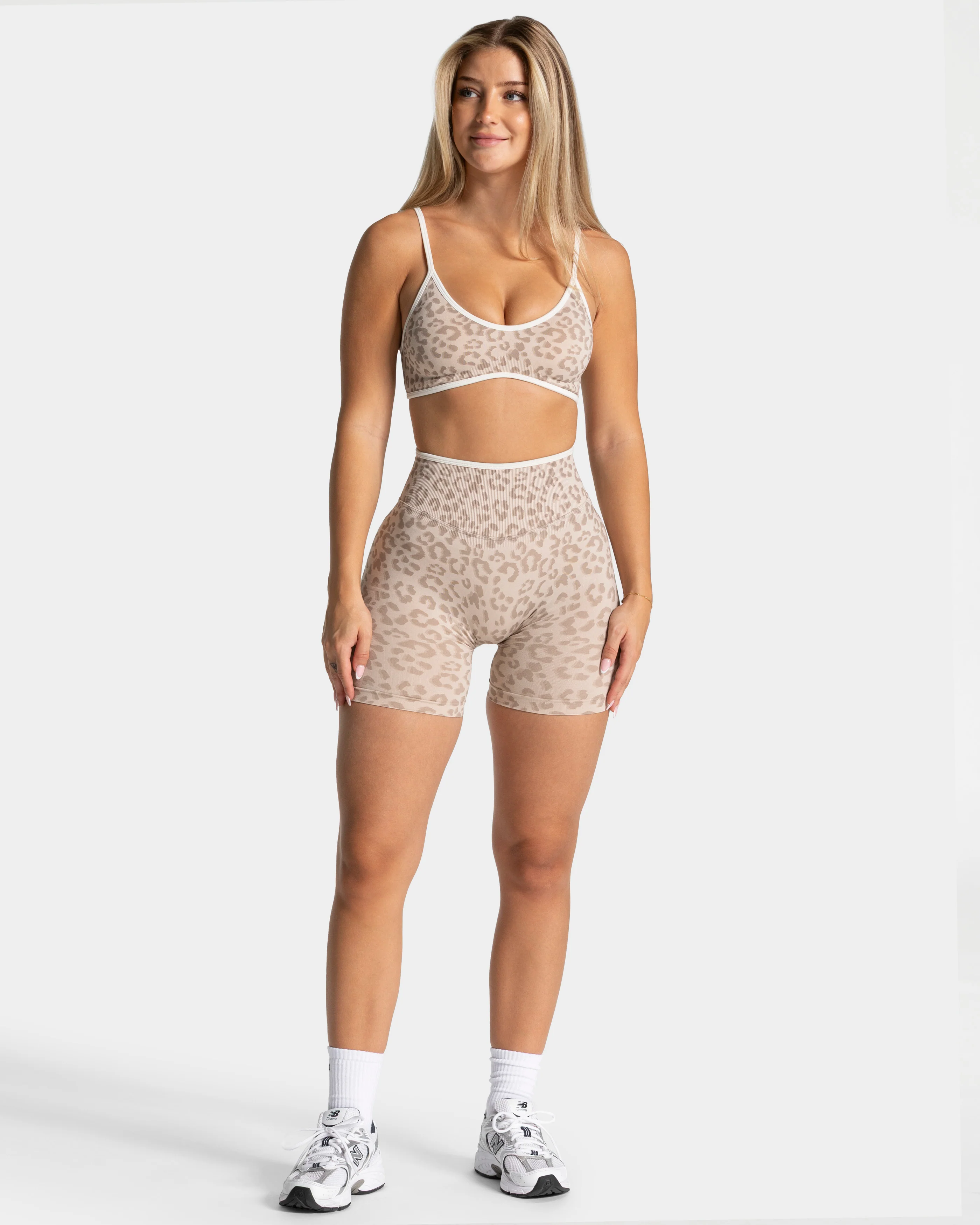 Contrastline Sculpt Scrunch Shorts "Leo Cream" - Image 3