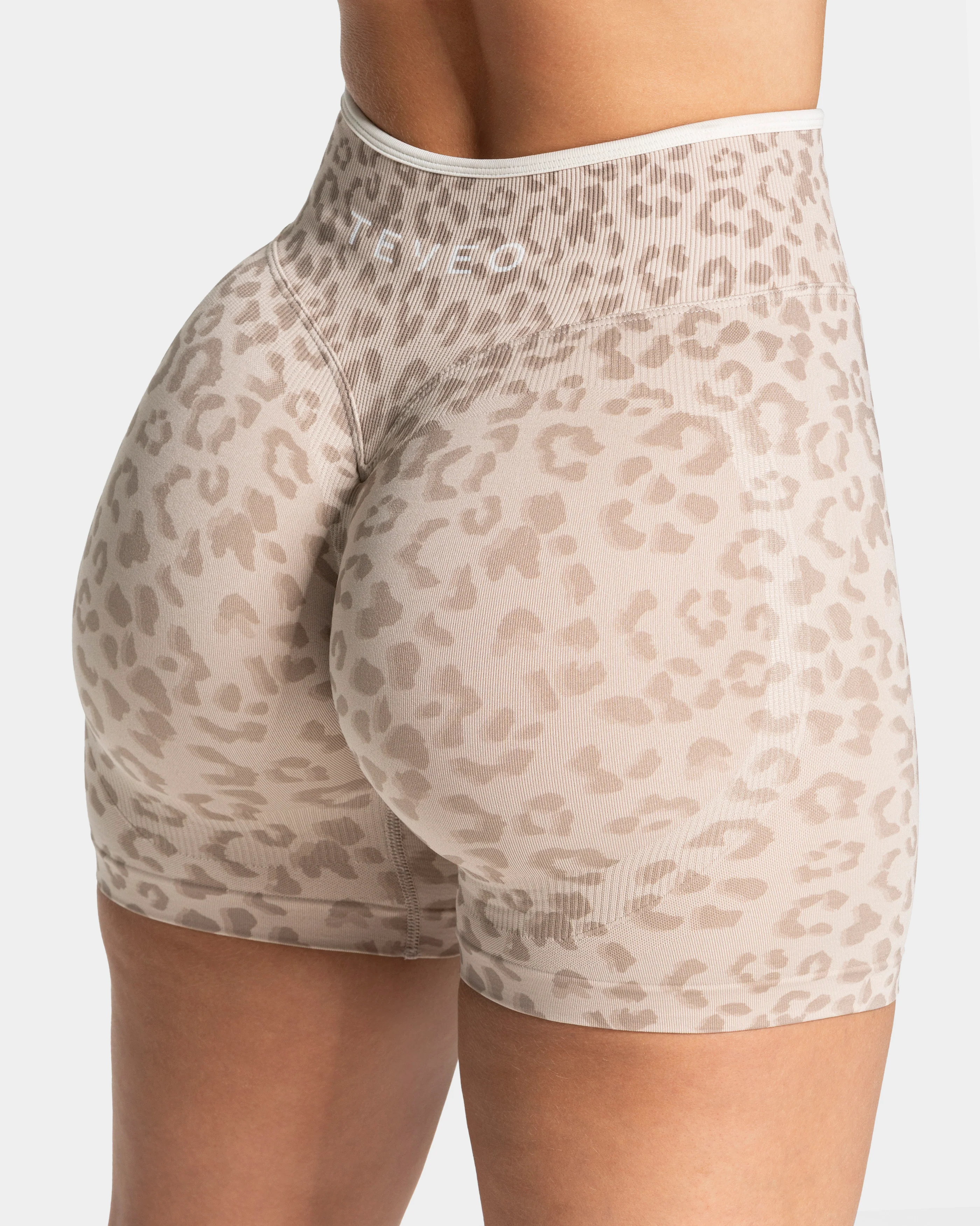 Contrastline Sculpt Scrunch Shorts "Leo Cream" - Image 4