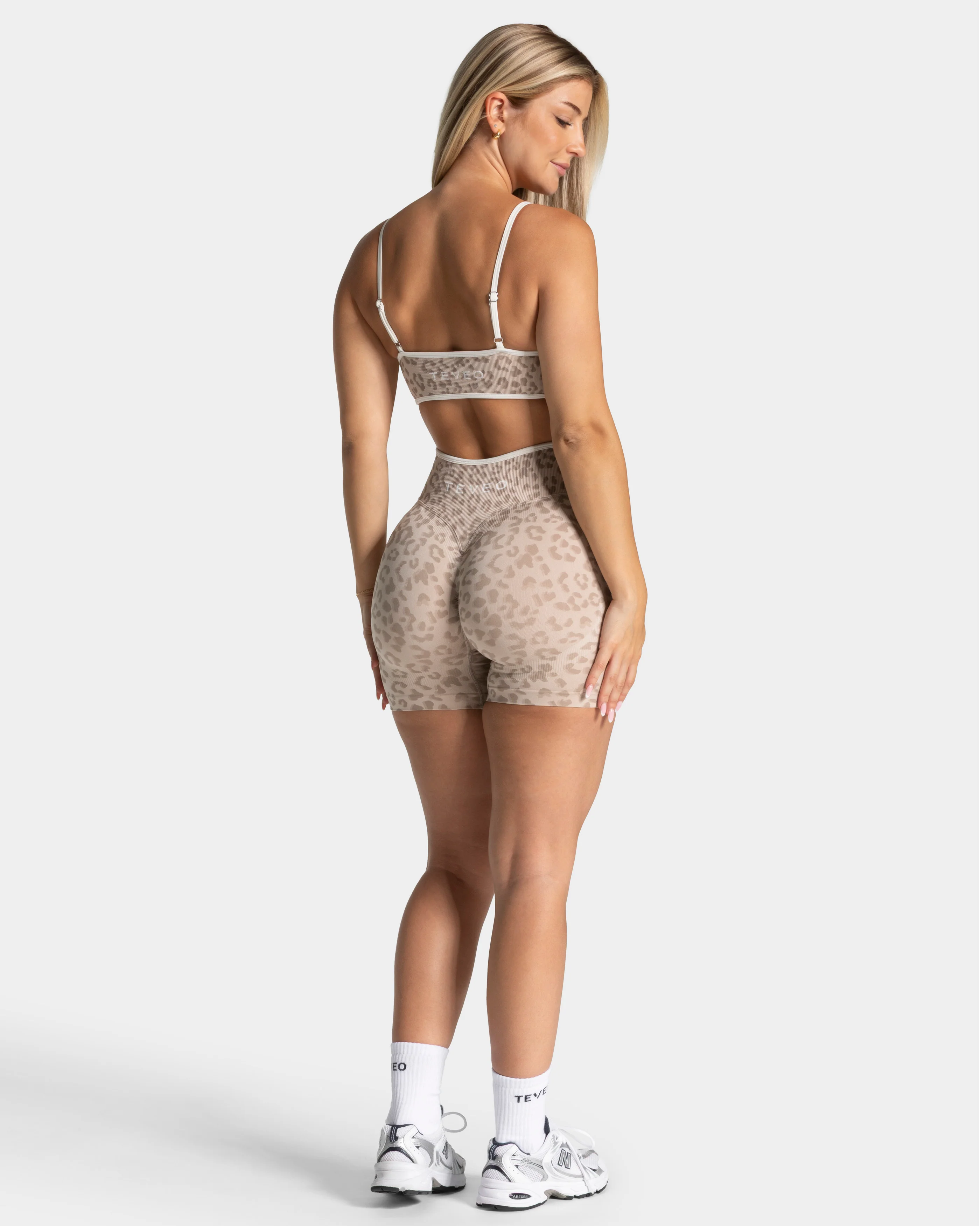 Contrastline Sculpt Scrunch Shorts "Leo Cream" - Image 5