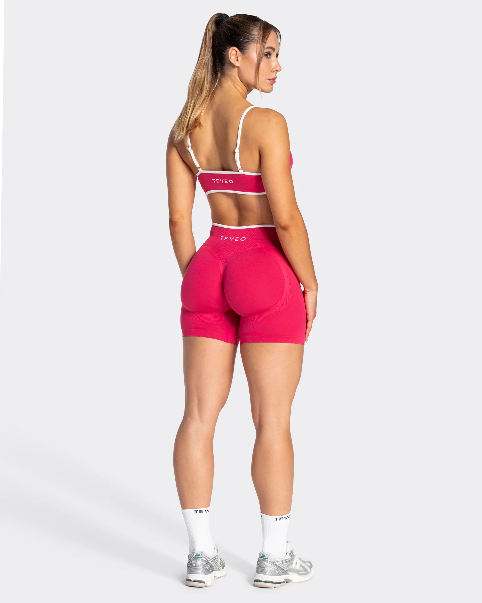 Contrastline Sculpt Scrunch Shorts "Berry" - Image 5