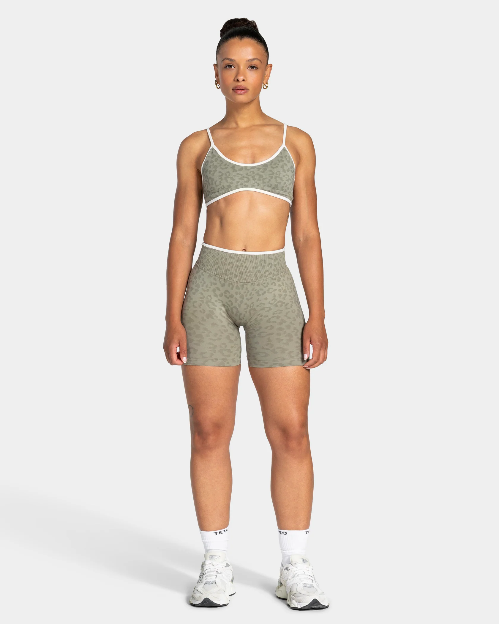 Contrastline Sculpt Scrunch Shorts "Leo Khaki" - Image 3